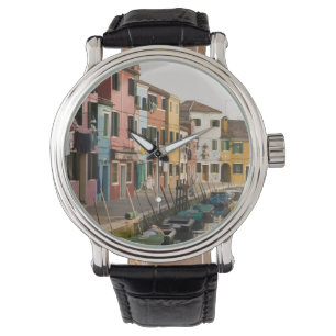 Relógio Itália, Burano. Casas coloridas alinham um