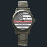 Relógio Linha Vermelha Fina Personalizada do Bombeiro<br><div class="desc">Celebre e mostre seu apreço a um excelente Bombeiro com este Thin Red Line Retirement ou Annianiversário Firefighter Watch - design americano na bandeira do bombeiro - cores em um moderno preto e design vermelho. Perfeito para prêmios de bombeiros e presentes de aposentadoria de bombeiros e aposentadoria de bombeiros. Personalizar...</div>