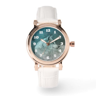 Relógio Lobo Cinza bonito numa Floresta Escura