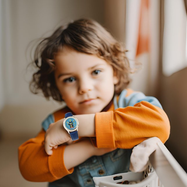 Relógio Maneki Neko Lucky Poilue Watch (A boy shows a Maneki Neko Lucky Poilue Watch. )