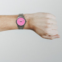 Marca rosa de negócios no Men's Watch