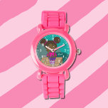 Relógio Menina rosa crescendo com nome<br><div class="desc">Um relógio rosa giro para crianças com uma garota Afro-Americana extremamente feliz (seu gato ao seu lado),  porque sua planta está crescendo. Personalize o relógio com o nome da criança. Escolha uma cor ou estilo diferente,  se desejar. © ArianeC Ilustrações — Todos os direitos reservados</div>