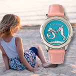 Relógio Mermaid Seacavalo - Modelo Kids<br><div class="desc">Sereia,  cuidado com as crianças. Face azul-aquamarina com design branco desenhado à mão. Uma sereia e cavalo marinho com pequenas bolhas reproduzem um cenário submarino. Personalize com o nome dela (ou dele) no topo. Mostrada com uma banda de relógio de rosa claro,  com mais para escolher.</div>