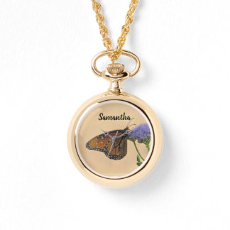 Relógio Monarca sobre borboleta fotográfica de flores roxa