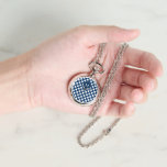 Relógio Monograma Branco Marinho Azul Moderno<br><div class="desc">A Monitorização do Monograma Branco com Marinho Azul Moderno tem um bom padrão de azul colorido com pontos brancos. Personalize-o com a sua inicial.</div>