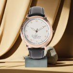 Relógio Monograma Creme de marfim neutro | Na moda Dourado<br><div class="desc">Monograma Creme de marfim neutro | Na moda moderno Dourado. Este elegante e moderno relógio é desenhado com tipografia escrita à mão, emparelhada com uma tipografia de blocos em preto sobre o fundo neutro de Ivory Cream e tem espaço para você escrever seu nome. O nome do monograma pode ser...</div>