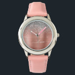 Relógio Monograma de Rosa de prata Dourada com metal escov<br><div class="desc">Rosa Dourado - Folha cor-de-rosa e folha de folhas esmeriladas metálicas com brilho esmagado monograma de metal, relógio de nome. Isto faz o doce e perfeito aniversário de 16 anos, casamento, chá de panela, aniversário, chá de fraldas ou festa de solteira presente para alguém que ama luxo de luxo e...</div>