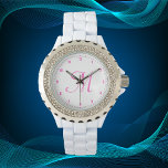 Relógio Monograma inicial mínimo simples Numerais cor-de-r<br><div class="desc">Adicione um toque de elegância e brilho ao seu conjunto com este belo relógio de senhoras. O esmalte branco apresenta números minimalistas e um refinado monograma inicial em cor-de-rosa, criando uma estética sofisticada e limpa. Ao cercar a face do relógio, delicadas rochas constituem um sotaque glamouroso que eleva a design...</div>