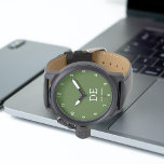 Relógio Monograma Verde Moderno Minimalista<br><div class="desc">Este design moderno apresenta iniciais tipográficas e nome para uma sensação minimalista que pode ser facilmente personalizada.</div>