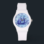 Relógio Navio Antigo e Mapa de Marinheiros Náuticos Azuis<br><div class="desc">Este relógio de pulso antigo, de formato náutico, tem um veleiro vintage azul macarrão/navio alto com vaias e três postes, algumas bandeiras (bandeiras casais americanas) e uma imagem antiga e esmaecida por trás dele. Os números dos relógios são feitos em algarismos romanos azuis escuros num círculo azul semitransparente. Este belo...</div>