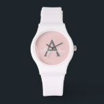 Relógio Nome do Monograma da Rapariga da Cinza Rosa Escamo<br><div class="desc">Tela de Nome do Monograma do Script Simples e Cor-de-Rosa Esbranquiçada e Cinza. Isso faz a formatura perfeita,  aniversário,  casamento,  chá de panela,  aniversário,  chá de fraldas ou presente de festa de solteira para alguém que ama luxo de vidro e estilos quíticos.</div>