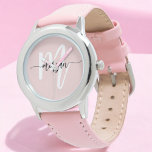 Relógio Nome do Monograma das Raparigas de Script Moderno<br><div class="desc">O Na moda Pink Modern Script Girls Monograma Name Watch é uma bela mistura de elegância e personalização. Apresentando uma pulseira cor-de-rosa macia e uma face elegante de relógio, este relógio é enfeitado com um monograma em uma fonte moderna, adicionando um toque exclusivo e personalizado. Perfeito para o veste do...</div>