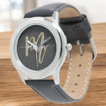 Relógio Nome do Monograma de Script Moderno Dourado Preto<br><div class="desc">Aumente seu estilo com a Monitorização de Nome do Monograma do Script Moderno Preto e Dourado. Apresentando uma face preta elegante e um monograma dourado ousado numa letra moderna, este relógio combina luxo e elegância eterno. O artesanato de alta qualidade garante durabilidade e precisão, enquanto o monograma personalizado adiciona um...</div>