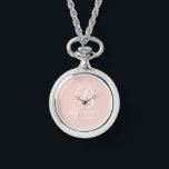 Relógio Nome e Monograma da Bridesmaid Personalizada<br><div class="desc">Ofertas personalizadas Elegante de Bridesmaid que apresentam um monograma personalizado no estilo de letra branco do script elegante com o nome e o título da bridesmaid no estilo de letra clássico da serif em fundo rosa-pinto-pincelado. Também perfeito para a madrinha de casamento,  mãe da noiva e muito mais.</div>