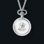 Relógio Nome e Monograma da Bridesmaid Personalizada<br><div class="desc">Donativos Personalizados Elegantes de Bridesmaid que apresentam um monograma personalizado no estilo de letra preto elegante do script com o nome e o título da bridesmaid no estilo de letra serif clássico em fundo branco. Perfeito também para padrinhos de casamento, melhor homem, pai da noiva, madrinha de casamento, florista, mãe...</div>
