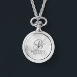 Relógio Nome e Monograma da Bridesmaid Personalizada<br><div class="desc">Donativos Personalizados Elegantes de Bridesmaid que apresentam monograma personalizado no estilo de letra de script elegante da cinza com nome e título da bridesmaid no estilo de letra serif clássico em fundo de mármore branco. Perfeito também para padrinhos de casamento, melhor homem, pai da noiva, madrinha de casamento, florista, mãe...</div>