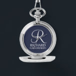 Relógio Nome e monograma do Padrinho de casamento personal<br><div class="desc">Presentes personalizados de Padrinho de casamento preto e branco legantes que apresentam um monograma personalizado no estilo de letra branco do script elegante com o nome do padrinho de casamento e o título no estilo de letra serif clássico no fundo azul do marinho. Perfeito também para o melhor homem, pai...</div>