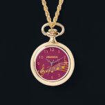 Relógio Notas falsas de música dourada violeta números de<br><div class="desc">Simples e elegante para um amante ou músico! Vermelho violeta chic,  fundo colorido burguês com notas falsas de ouro. Modelo para o seu nome,  cartas de ouro. Números de relógio do ouro.</div>