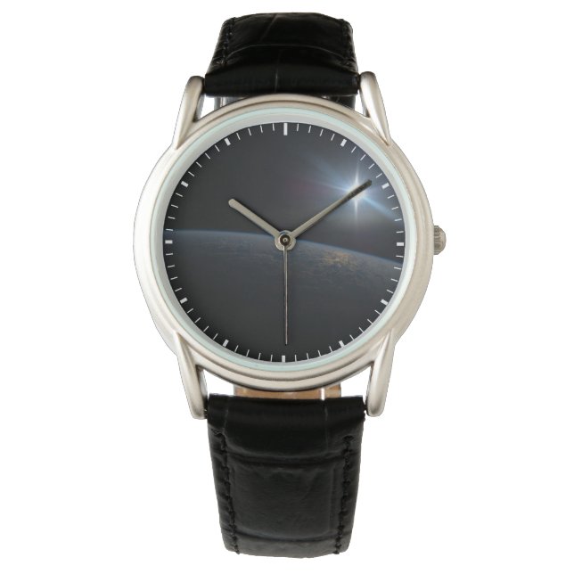 Relógio O Sol Se Situando Sobre O Horizonte Da Terra. (Frente)