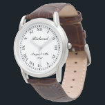 Relógio pessoal com banda de couro clássico<br><div class="desc">Um relógio de homem personalizado com banda de couro clássico. Olhar numeral roman elegante com banda de couro marrom. Crie seu único relógio de rico para ele. Peça de tempo clássica com numeração romana, nome, data e cor de fundo personalizada. Bela ideia de presente de manutenção para os homens se...</div>