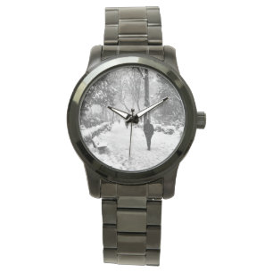 Relógio Pessoas no parque no dia de inverno de neve