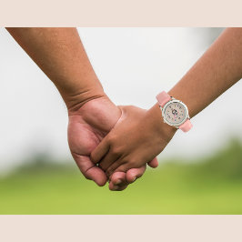 Relógio Pinguins Cujos Pingins são Rosa com Nome e Iniciai