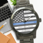 Relógio Presente de aposentadoria da polícia personalizado<br><div class="desc">Celebre e mostre seu apreço a um excelente policial com este Thin Blue Line Retirement ou Anniversário da Polícia Vigia - design da bandeira americana na Polícia - cores em um design azul e preto moderno. Perfeito para prêmios de serviço e presentes de aposentadoria policial e aposentadoria polícia. Personalize este...</div>