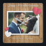 Relógio Quadrado 1º Aniversário de Casamento – Madeira Rústica & Co<br><div class="desc">Celebre seu primeiro aniversário de casamento com este belo relógio de parede personalizado! Com um fundo de madeira rústica, corações românticos e sua foto personalizada no centro, este design combina charme e calor para uma lembrança atemporal. A elegante escrita "1º Aniversário de Casamento" (Great Vibes) combina perfeitamente com o texto...</div>