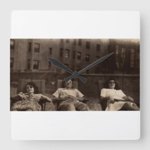 Relógio Quadrado 1940 três pessoas relaxando no telhado
