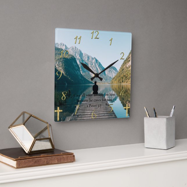 Relógio Quadrado 1 Peter 5:7 sentado no cais (Escritório)