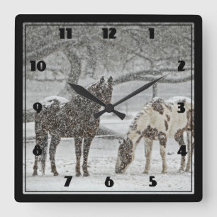Relógio Quadrado 2 cavalos fora no inverno durante o tempo nevado