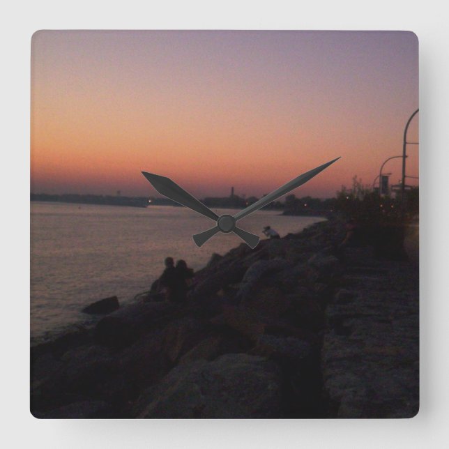 Relógio Quadrado A Frente de Água (Frente)