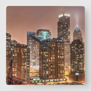 Relógio Quadrado A neve cai sobre a skyline na noite em Chicago