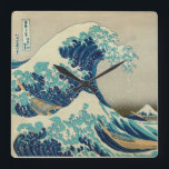Relógio Quadrado A onda do Excelente de Kanagawa<br><div class="desc">A onda de Excelentes de Kanagawa. A Onda de Excelente de Kanagawa (神 奈 沖 浪 裏 Kanagawa-oki nami ura?, "No poço de uma onda de Kanagawa"/"Sob a onda de Kanagawa"), também conhecida como A Onda de Excelente ou simplesmente A Onda, é um impressão de bloco de madeira do artista...</div>
