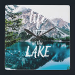 Relógio Quadrado A vida é melhor no lago<br><div class="desc">Uma opinião da beira do lago de montanhas nevado e de um lago claro,  lustroso. Tão calmo e calmo!</div>