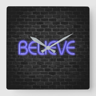 Relógio Quadrado Acredite no texto em néon acendendo no tijolo