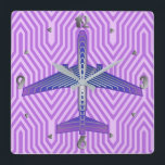 Relógio Quadrado Aeronave Art Deco, Cinzas violetas roxas e pratead<br><div class="desc">Relógio em uma Deco de Arte inspirou o conceito de um plano futurista,  em um gradiente de lilás a roxo violeta profundo,  com bandas de cinzas/cinzas de prata,  em um lilás e orquídea pastel,  fundo Deco</div>