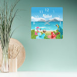Relógio Quadrado Aloha praia tropical com flamingo e flores<br><div class="desc">Uma praia tropical do Havaí com flores de Hibiscus azuis e vermelhas,  folhas de palma,  um flamingo e um papagaio azul e amarelo. Um coco na praia arenosa,  oceano azul com ondas e céu azul.  Texto branco: Aloha.
Um relógio para sua casa de verão ou praia.</div>