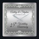 Relógio Quadrado Aniversário de Casamento de 25 de Ouros Elegantes<br><div class="desc">Opulent elegance enquadra este design de aniversário de casamento 25 num design de diamante escalado único com diamante de lágrima central com sotaque de diamante em forma de coração e faxes acrescentando faíscas em um gradiente de tom prateado. Note que todos os embelezamentos são impressos e feitos apenas para que...</div>