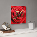 Relógio Quadrado Aniversário de casamento de 30 em Rosas vermelhas<br><div class="desc">Aniversário de 30 do Casamento em 2023 Floral Rosa vermelha Heart,  Wall Clock,  Elegante 30 do Aniversário</div>