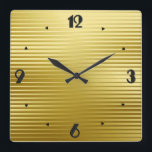 Relógio Quadrado Art Deco Dourado Stin Stripes<br><div class="desc">Um elegante padrão stripped geométrico de Deco de Arte em um gradiente falso de cetim dourado com grandes números pretos em uma fonte Deco</div>