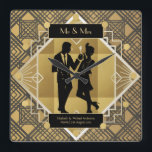 Relógio Quadrado Art Deco Newlyweds Casal Preto Dourado Personaliza<br><div class="desc">Imagem impressionante do tipo vintage em preto e ouro com um casal,  homem e mulher no estilo de deco de arte. 2 campos de texto de modelo permitem que você adicione um título e texto comemorativo,  conforme desejado,  para criar um presente exclusivo de manutenção de casamento ou aniversário.</div>