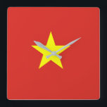 Relógio Quadrado Bandeira de Vietnam<br><div class="desc">A bandeira vietnamiana é uma estrela em um campo. As cores usadas na bandeira são vermelho,  amarelo. A proporção da bandeira vietnamiana é 2: 3. A bandeira de Vietnam foi adotada em 1945.</div>