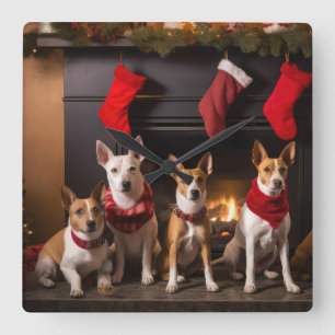 Relógio Quadrado Basenji em frente à Lareira Natal