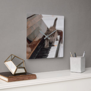 Relógio Quadrado Bebês Mais Pobres   Kitten on Piano