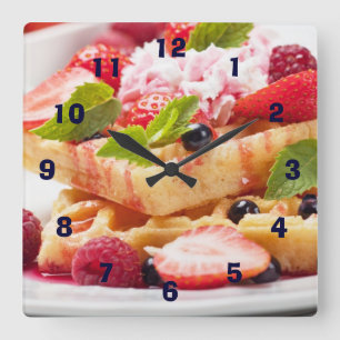 Relógio Quadrado Bolo do Waffle com fruta de baga fresca