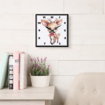 Relógio Quadrado Bonita Reindeer de Natal<br><div class="desc">Um relógio com uma ilustração de um adorável veado bebê. Olhos grandes orelhas com cabeça grande e pequenos galhos castanhos. Vestindo um grande arco vermelho.</div>