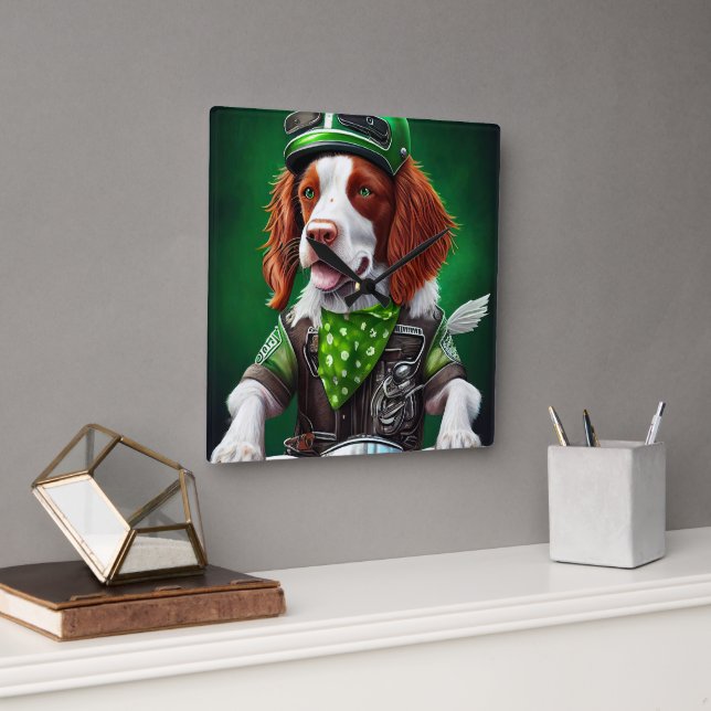 Relógio Quadrado Brittany Spaniel pilotando bicicleta no Dia de São (Escritório)