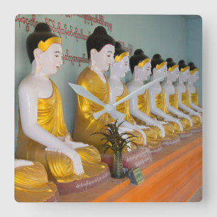 Relógio Quadrado Buddhist statues in Umin Thounzeh