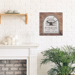 Relógio Quadrado Cabina da família Madeira rustica Decor personaliz<br><div class="desc">Traga um toque de charme rústico e personalização para a sua casa com este relógio de parede personalizado, projetado para celebrar a essência da amada cabana da sua família. Apresentando um incrível pano de fundo inspirado em madeira, este relógio mostra uma cabana maravilhosamente ilustrada que captura o calor e o...</div>